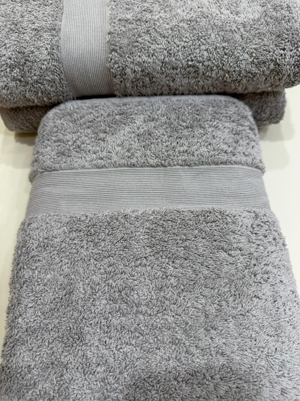 Toalla de baño 650 GRAMOS color plomo - Imagen 2